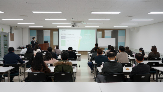 파크시스템스 통합 ERP 구축 프로젝트 착수보고회에서 관계자들이 사업계획을 공유하고 있다. <영림원소프트랩 제공>